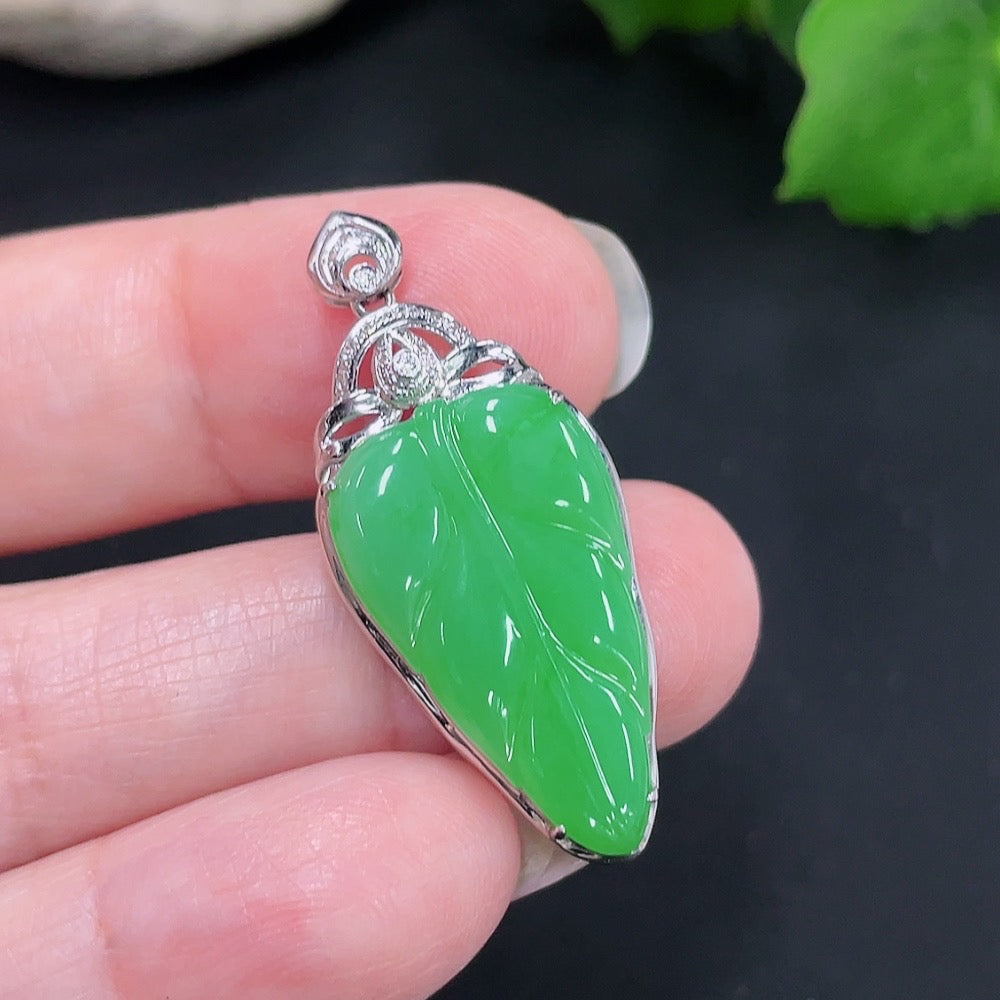 Jadeite Leaf Inlaid Pendant 18K Gold Total Weight Approx. 2.9g (with Diamond Accents)