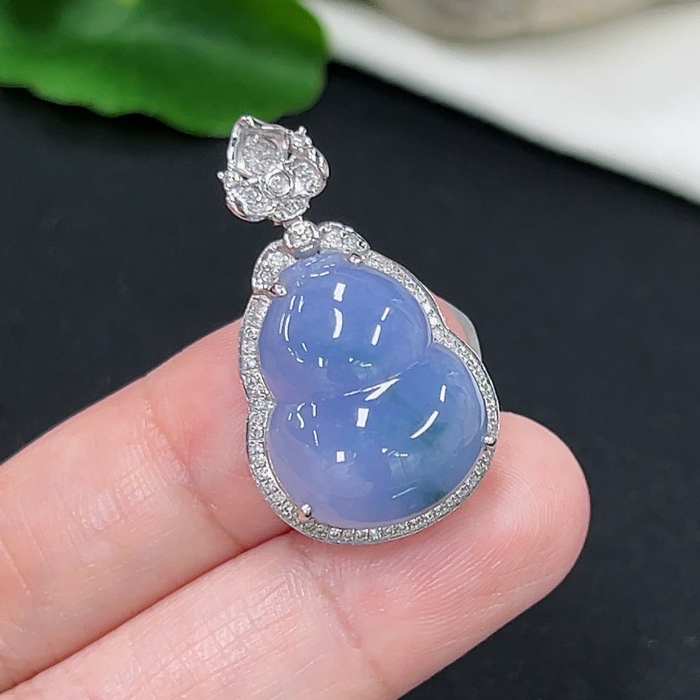 Jadeite gourd pendant with 18k gold and diamond accents, designed for necklaces, weighing approximately 5.08g.