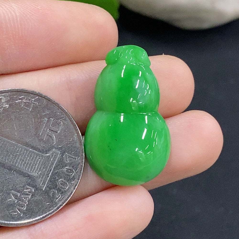 Jadeite gourd inlay piece from HKHQ, showcasing a smooth green jade gourd with intricate inlay details, weighing approximately 4.48g.