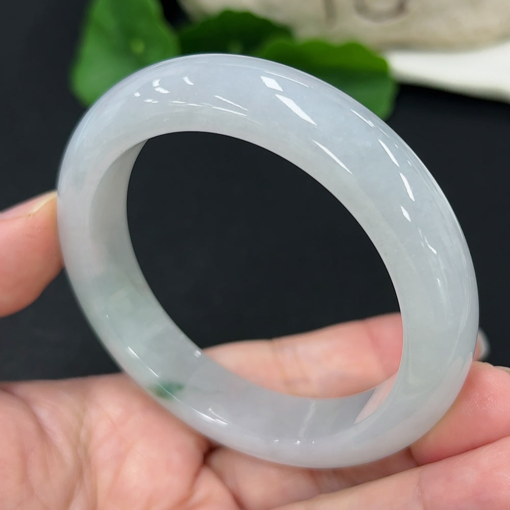 HKHQ jadeite round bangle, size 54.6, weighs approx. 59.5g, smooth green jade with polished finish, close-up view