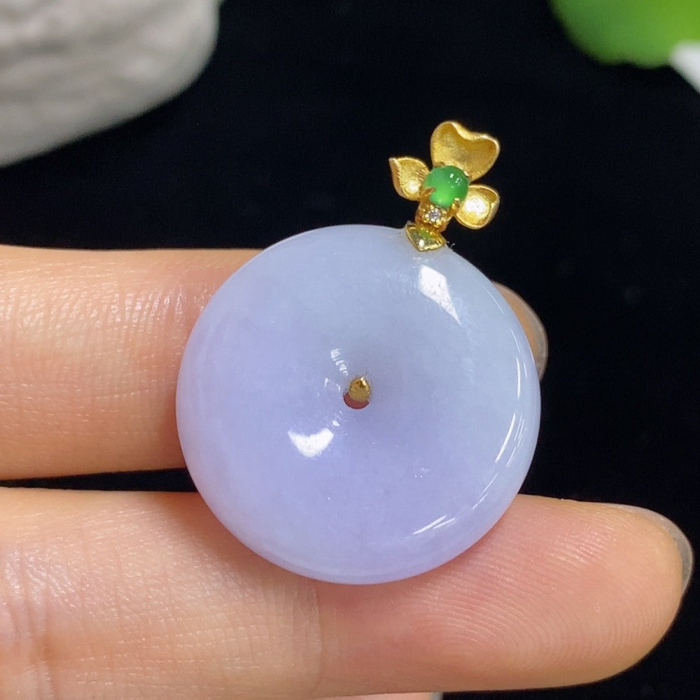 Jadeite Peace Knot pendant from HKHQ, 18k gold with intricate knot design, weighs approximately 7.43g.