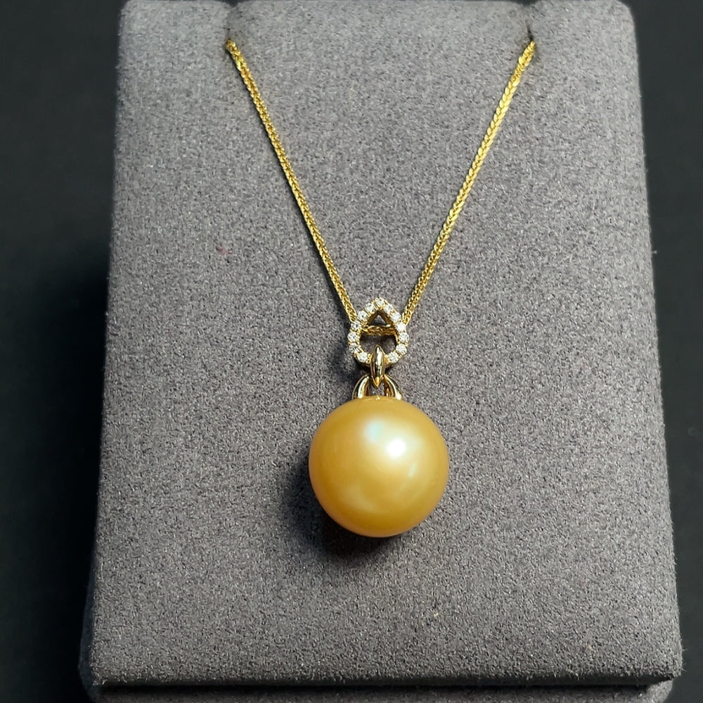 HKHQ seawater pearl necklace with 12.5mm pearls, 18k gold color, diamond accents, total weight 5.18g, elegant jewelry piece