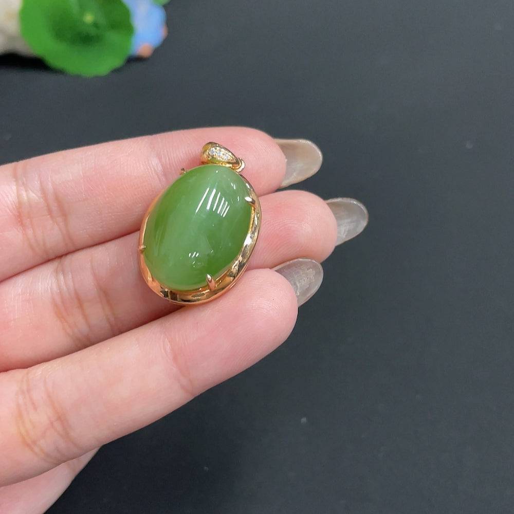 Huiliu HQ Hetian Jade Jasper inlaid pendant with diamond accents, showcasing intricate craftsmanship and vibrant green stone details.