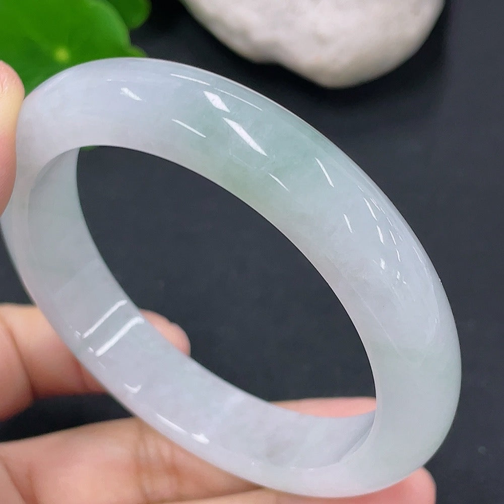 HKHQ jadeite round bangle, 54.5mm diameter, smooth polished surface, lightweight with an elegant, natural green hue.
