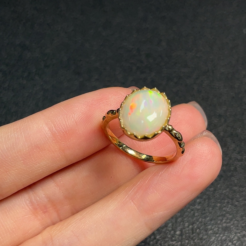 Huiliu certified gemstone opal ring with 37% gold content featuring a vibrant opal gemstone on a gold band.