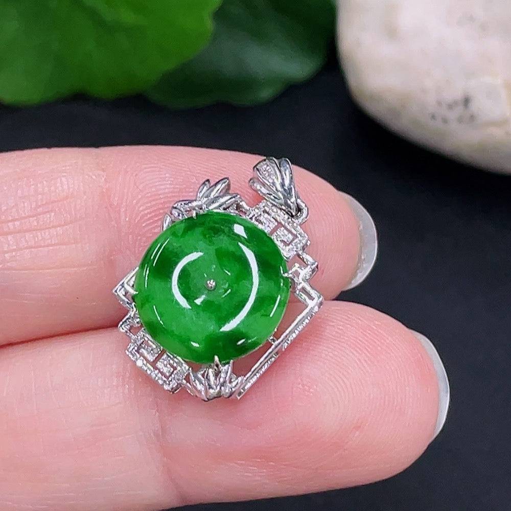 Jadeite inlaid pendant by HUILIU HQ featuring a jade jade pendant set in 18K gold, with a total weight of approximately 1.6g.