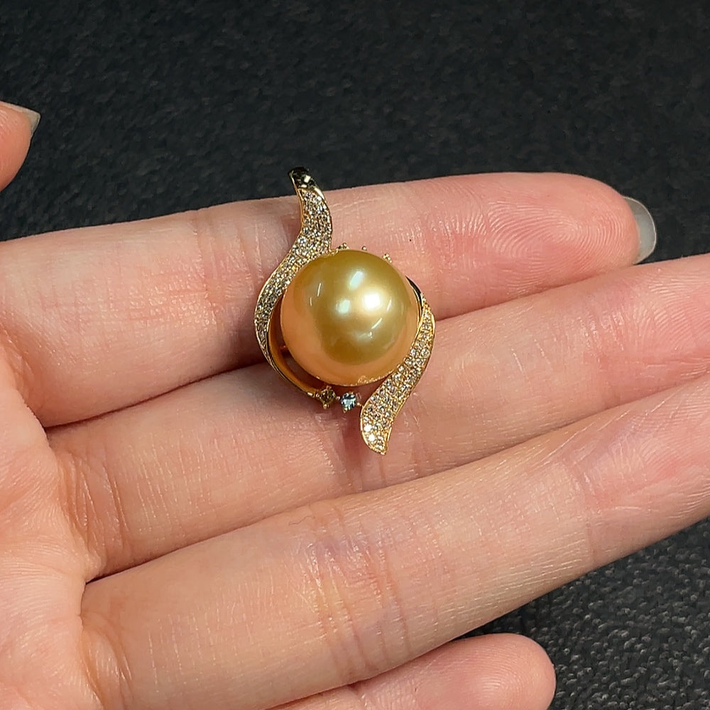 Seawater Pearl Pendant Color Origin Undetermined with Diamond Accents 74% Au Total Weight Approx. 4.38g Size Approx. 12.4mm