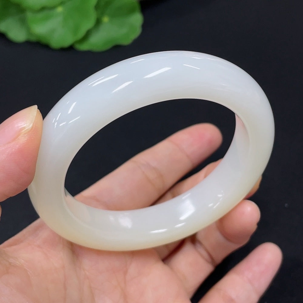 HKHQ Hetian Jade round bangle, size 52.2, 56.3g, showcasing smooth jade surface and elegant craftsmanship.
