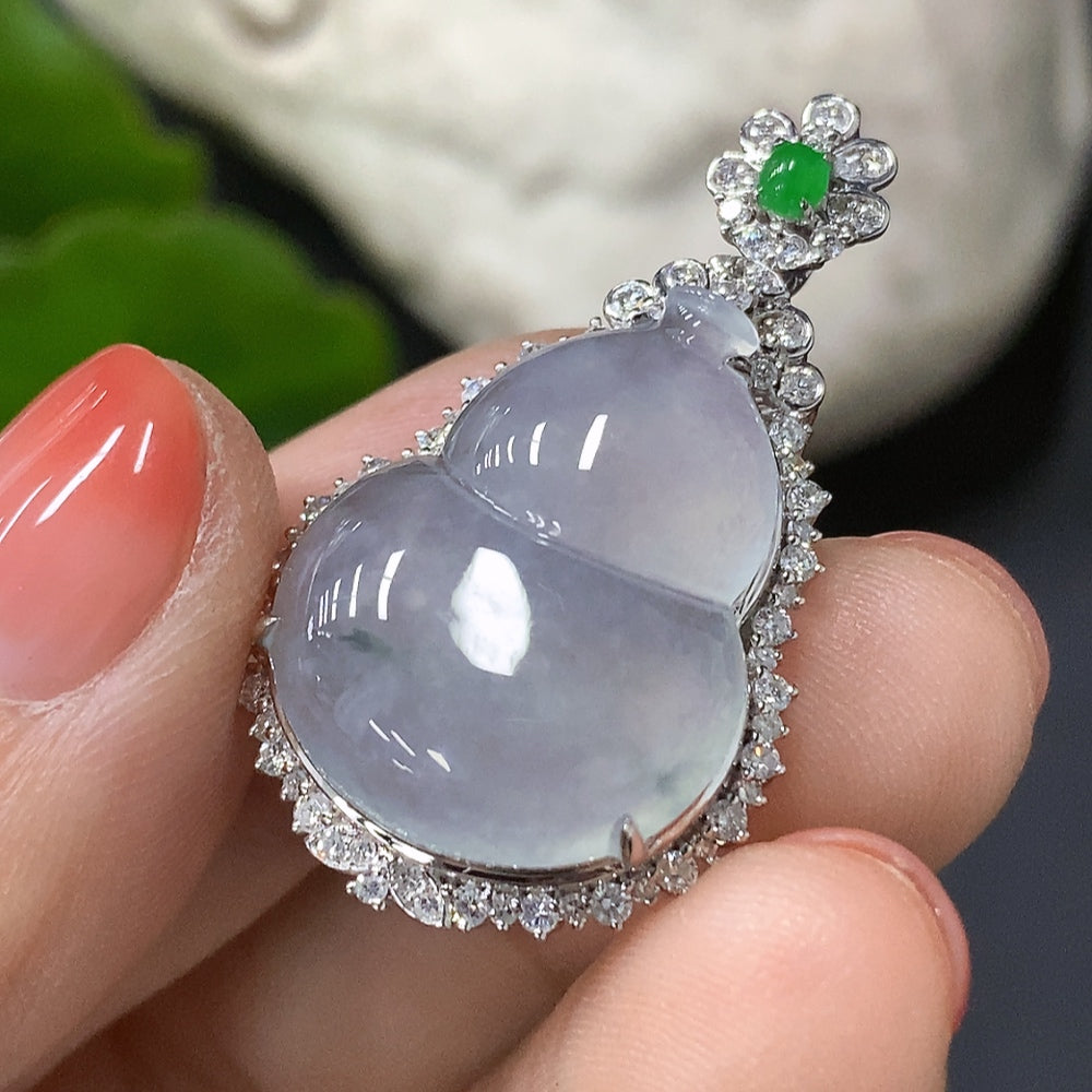 Jadeite Gourd Pendant with 18K Gold Inlay, Total Weight Approx. 4.9g