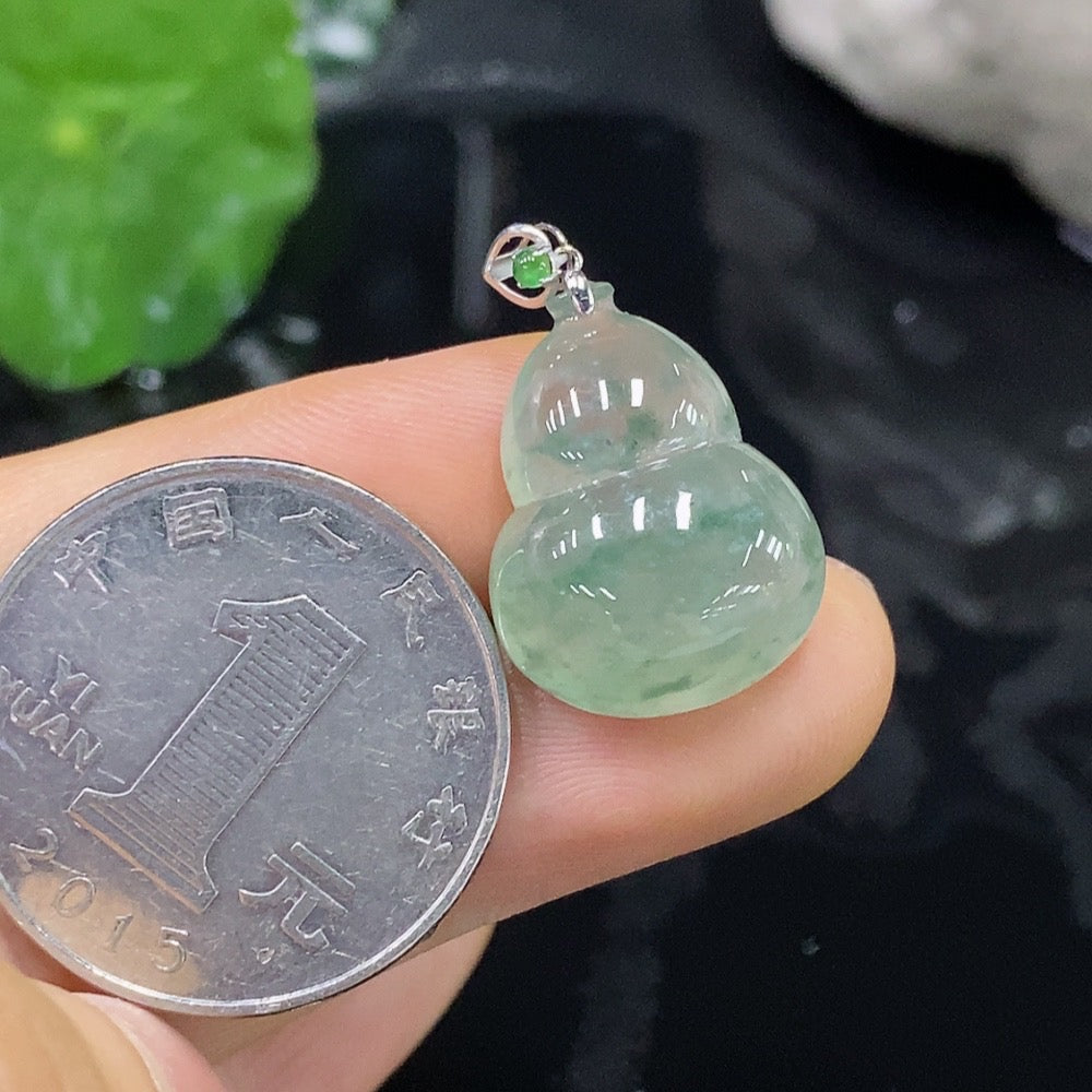 Jadeite Gourd Pendant with 18k Gold Bezel, Total Weight 3.703g