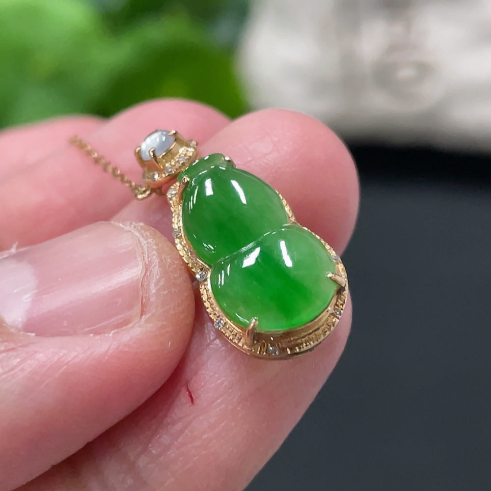 Jadeite Gourd Inlaid Pendant Collarbone Chain, 18k Gold Inlaid with Diamond, Total Weight Approx. 2.15g