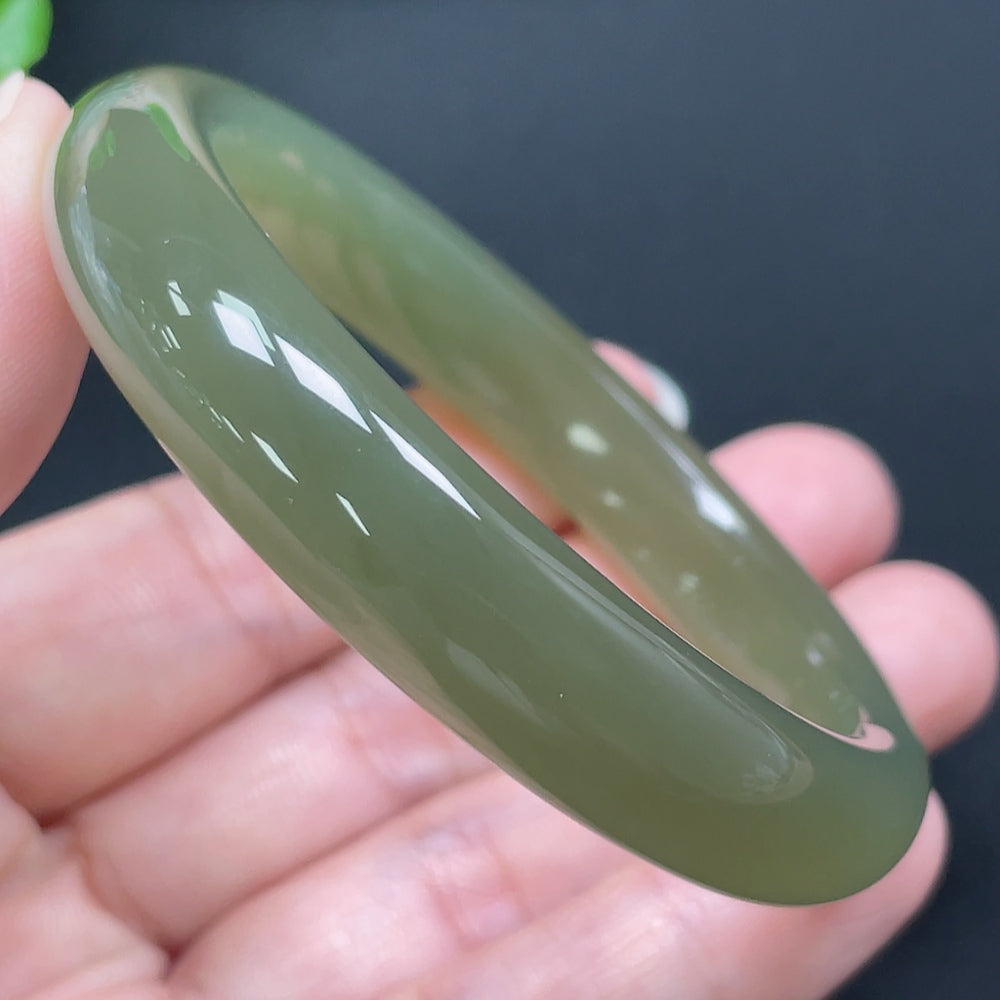 HKHQ Hetian Jade round bracelet with 53.2mm diameter and 43.87g weight, showcasing smooth, polished jade beads.