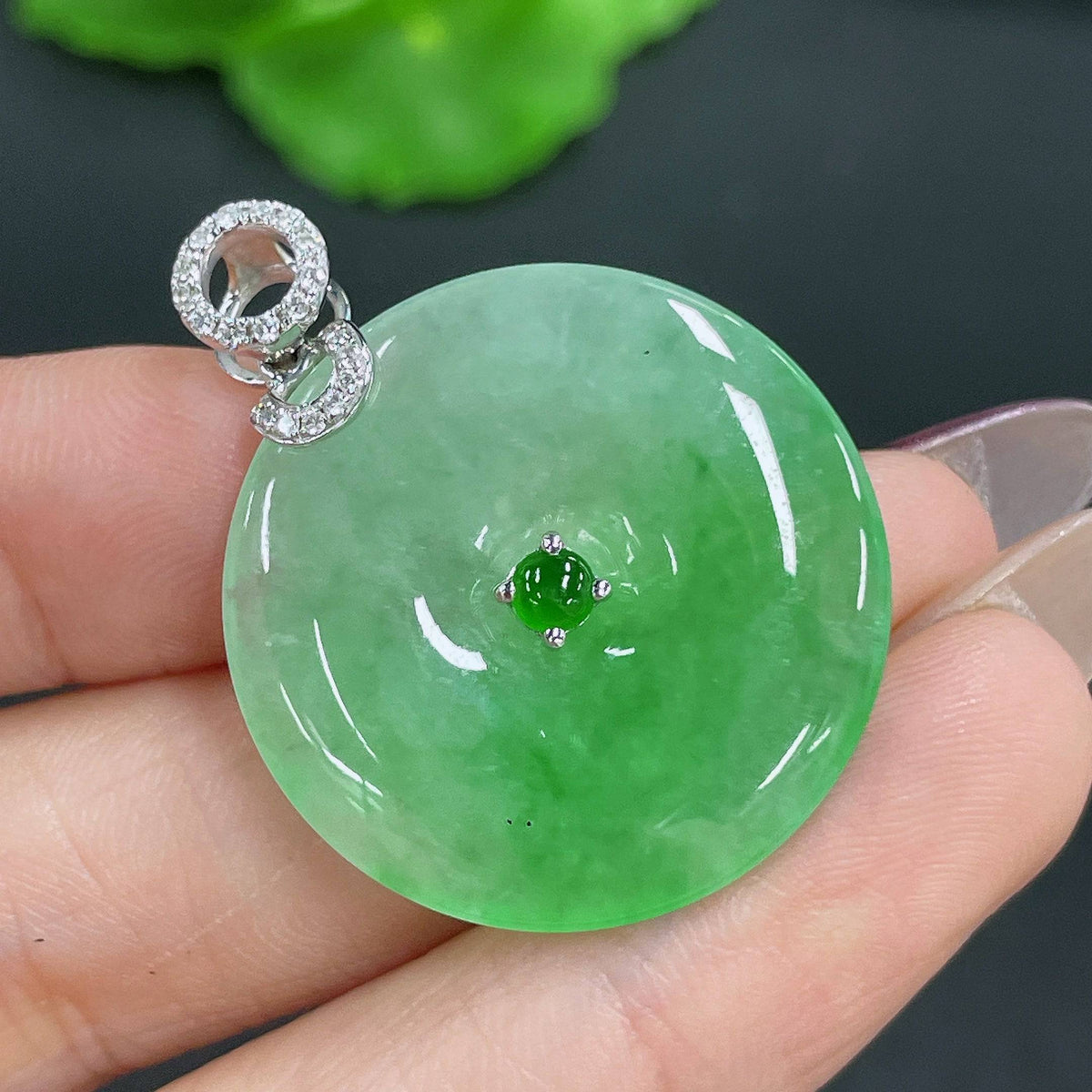 Jadeite pendant with peace knot design, 18K gold inlaid with diamonds, crafted by HUILIU HQ, weight approx. 8.13g.