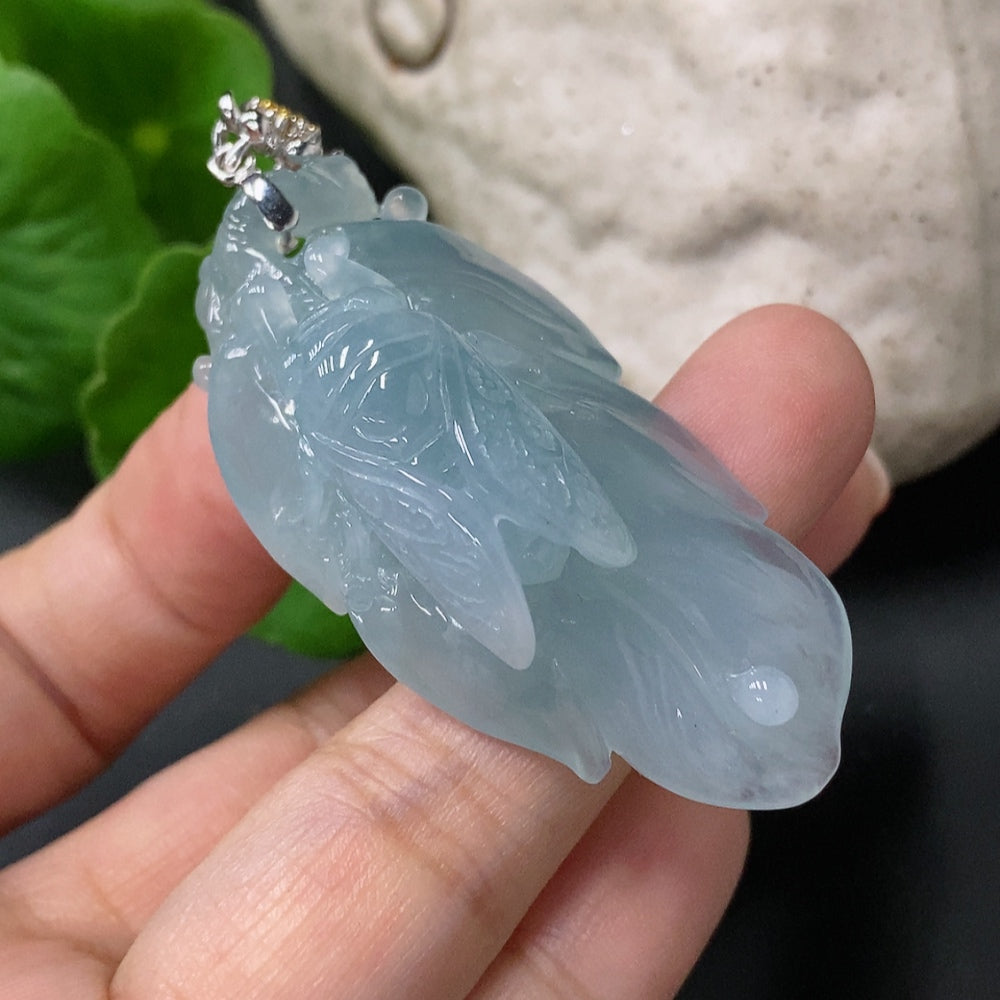 Jadeite Pendant - A Startling Debut with 18k Gold Clasp, Total Weight 18.879g