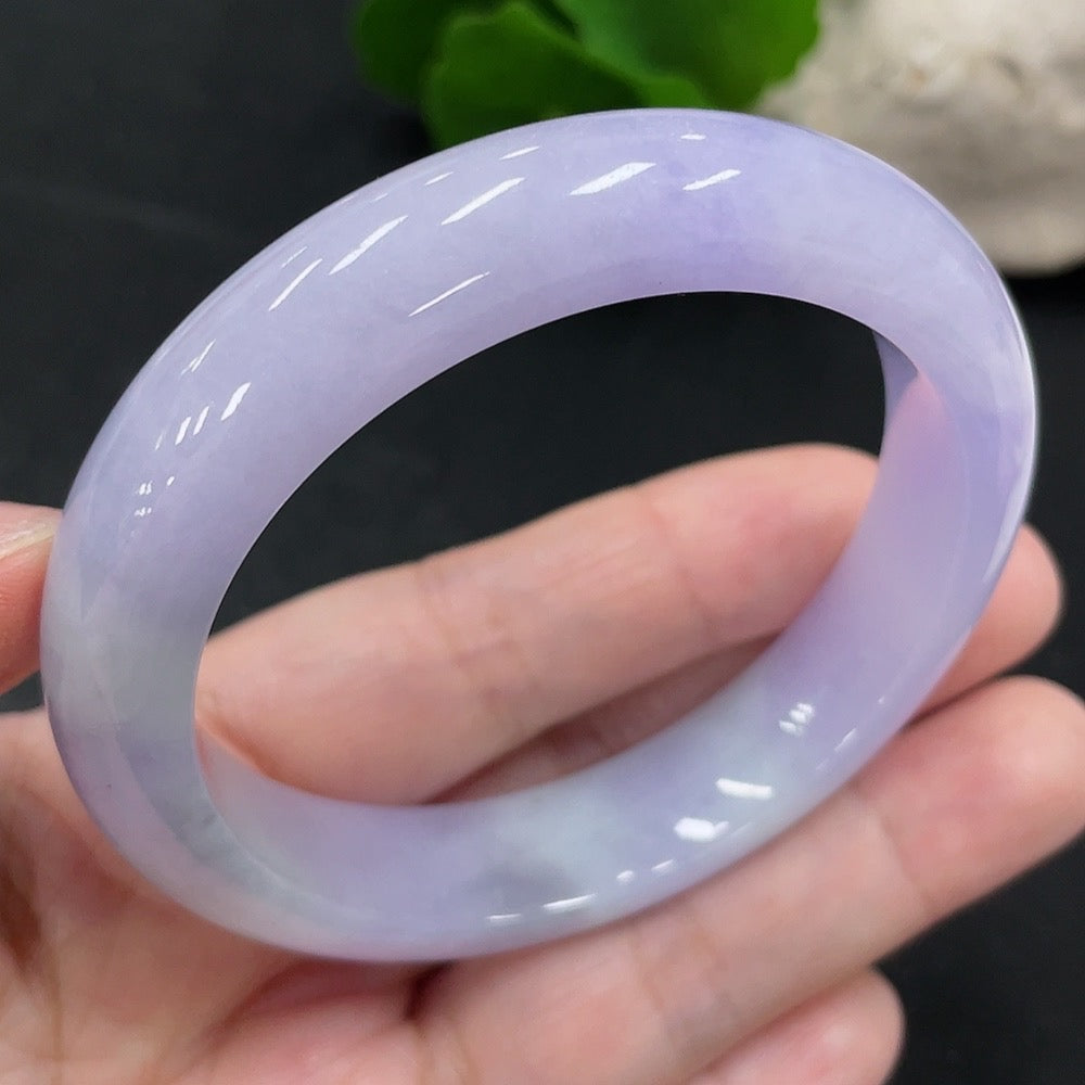 HUILIU HQ jadeite round bangle, size 54.3, weighing approximately 56.8g, with smooth polished surface and vibrant green color.