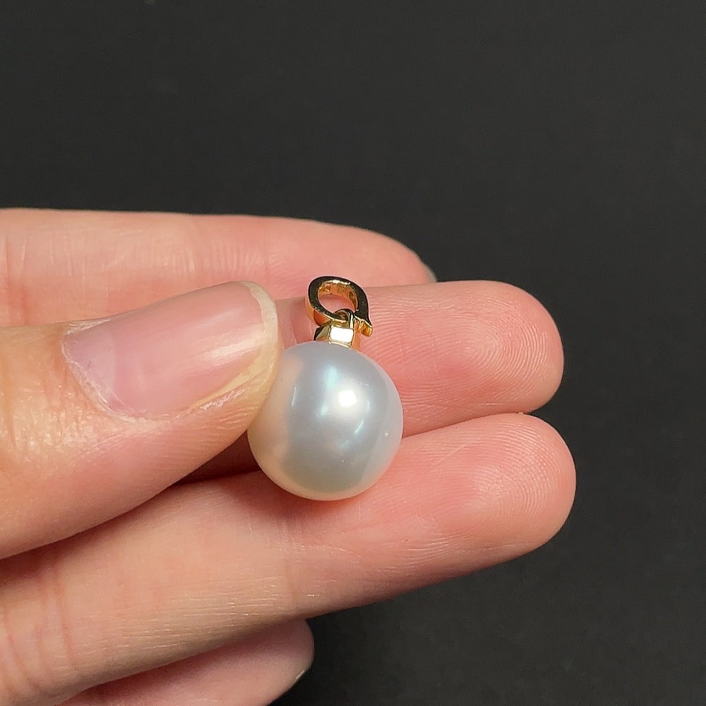 Seawater pearl pendant set in 18k gold, approximately 12mm in size, total weight about 3.44g