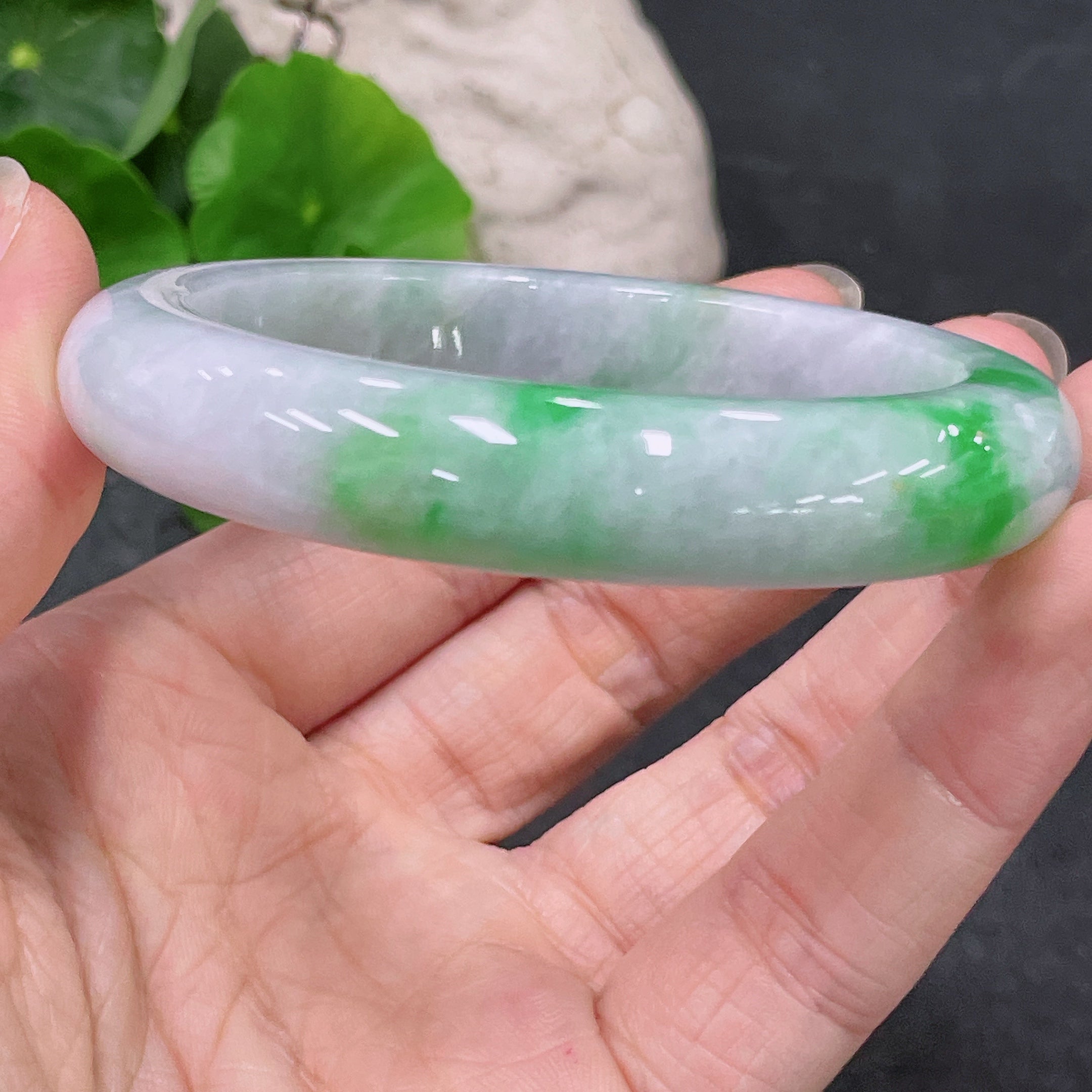 Huiliu Certified Jadeite round bangle showcasing smooth, polished green jade with a glossy finish.