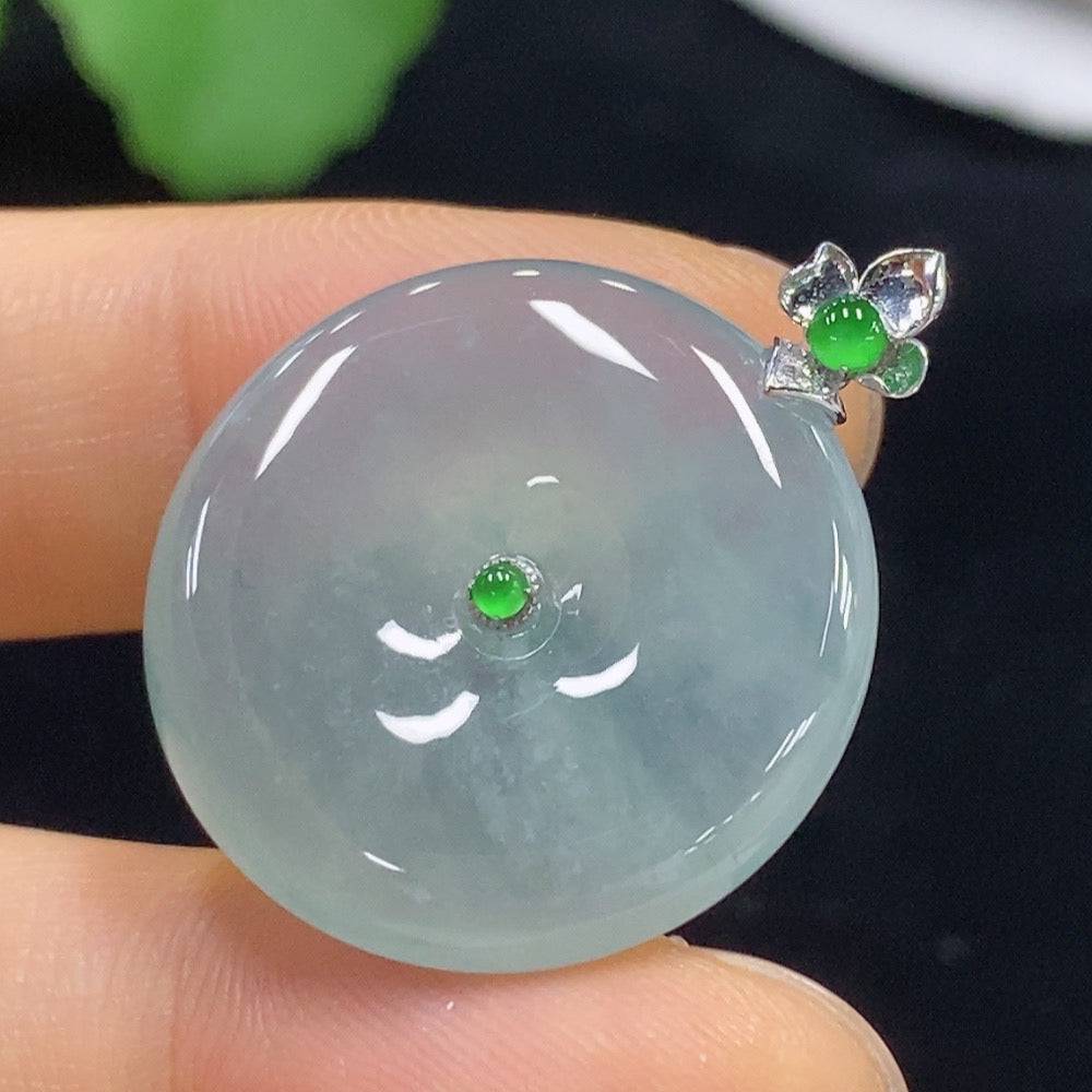 HUILIU HQ jadeite pendant featuring a peace knot design with 18k gold and diamond accents, weighs approximately 7.05g.