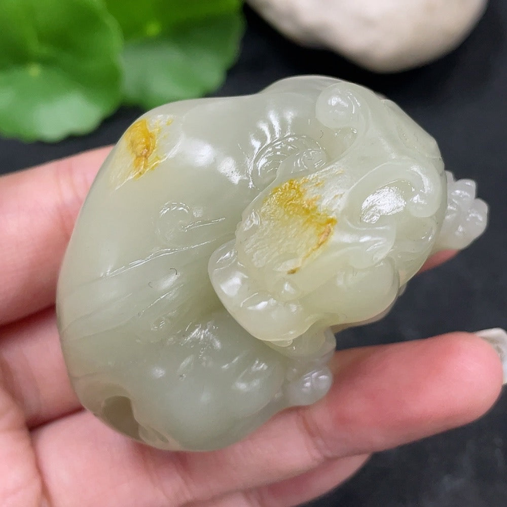 Hetian jade Pi Xiu handheld figure with undetermined skin color, from HUILIU HQ, weighing approximately 95.7g.