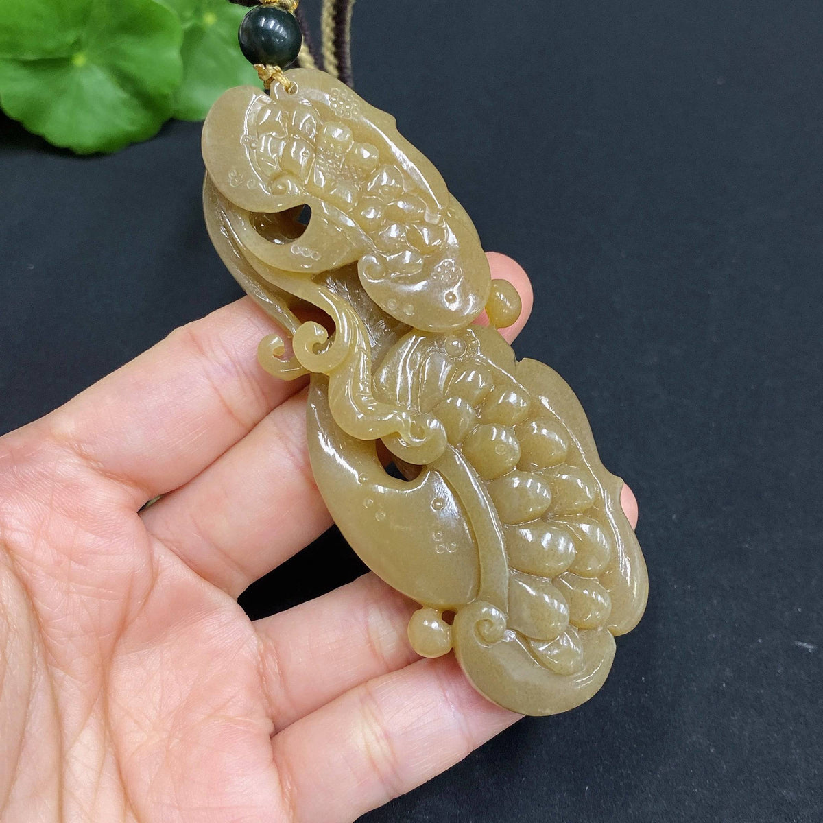 Huiliu HQ Hetian jade handheld carving of a three-legged golden toad, detailed jade sculpture with intricate craftsmanship.
