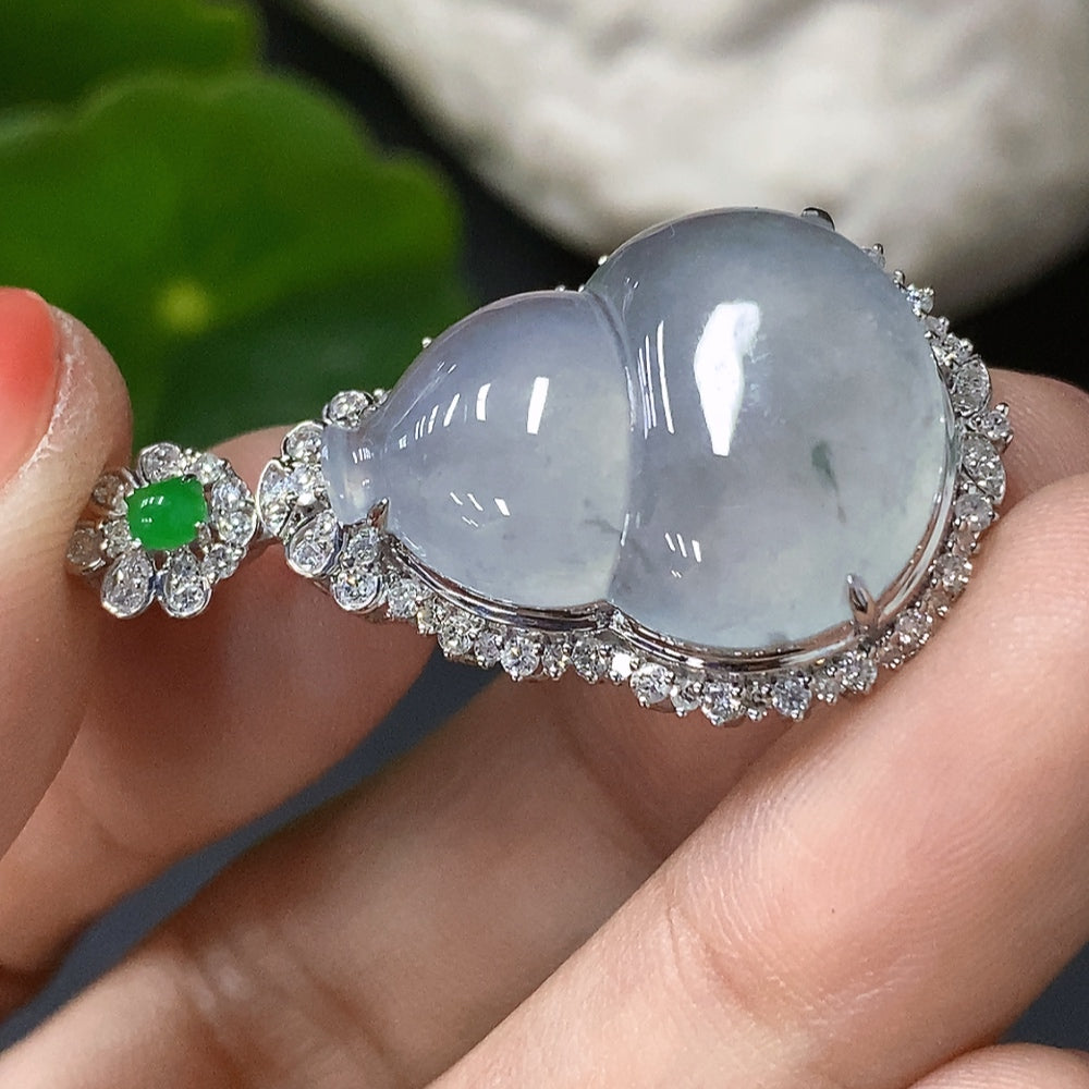 Jadeite Gourd Pendant with 18K Gold Inlay, Total Weight Approx. 4.9g
