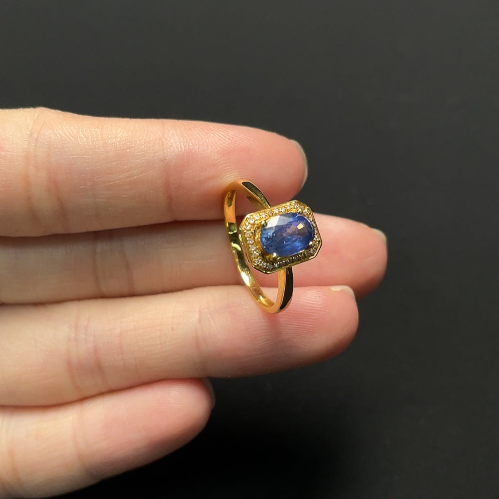 Sapphire ring with diamond accents, 18k gold, color origin undetermined