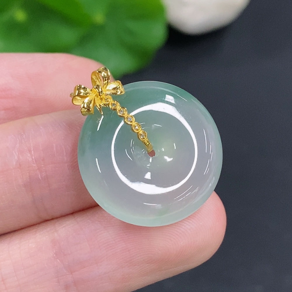 Jadeite Peace Knot with 18K Gold Clasp, Total Weight Approximately 4.6g, Non-Diamond