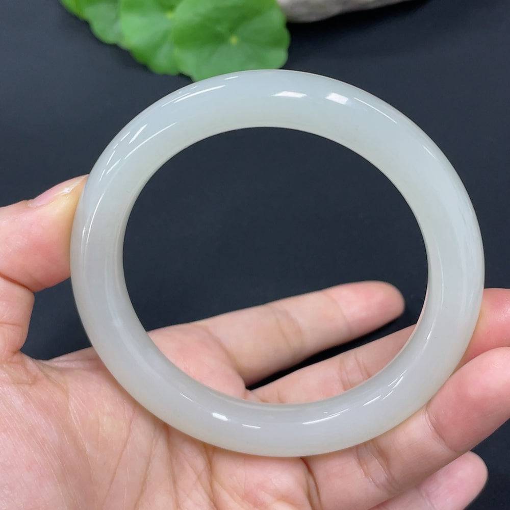 Huiliu certified Hetian jade round bracelet featuring smooth, polished jade beads on a delicate elastic band.
