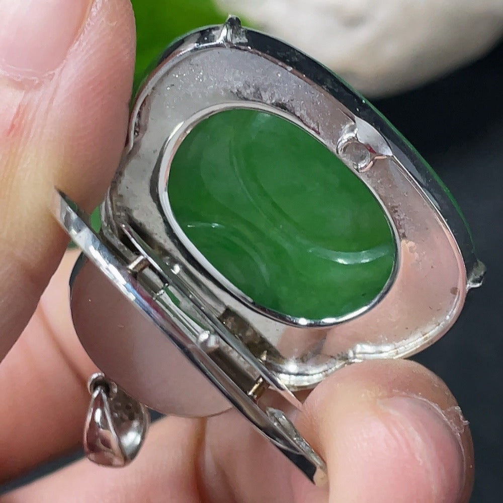 Jadeite Inlaid Buddha Pendant 18k with Diamond Accents, Total Weight Approx. 15.36g