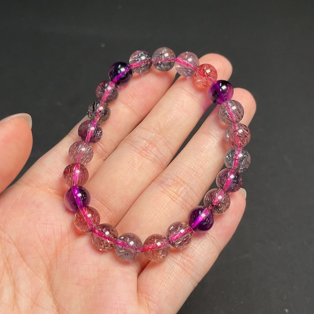HKHQ gemstone crystal bracelet with 8.1mm beads and organic matter, weighing approximately 17.13g, showcasing natural gemstone features.