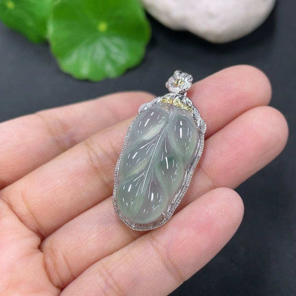 Jadeite leaf pendant with 18K gold setting, non-diamond (excessive glue affecting quality), total weight approx. 4.18g
