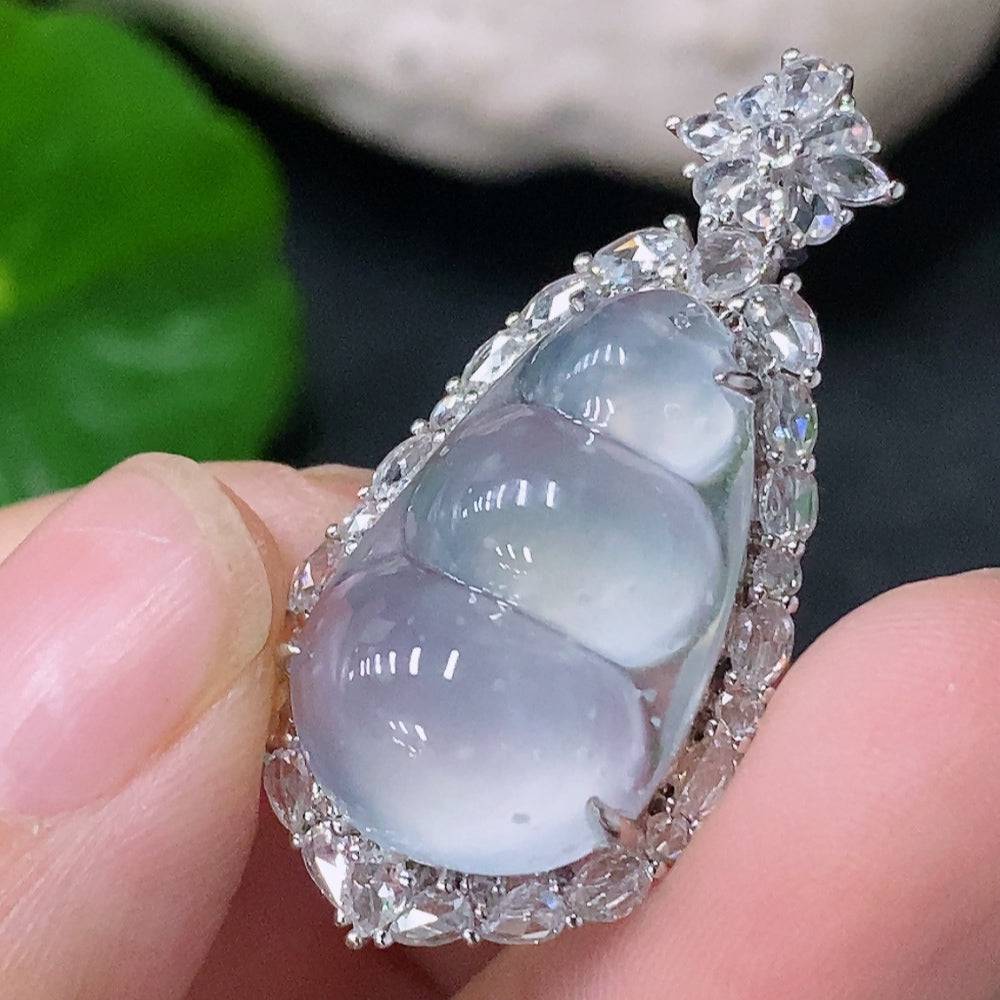Jadeite mung bean pendant with 18k gold accents and diamond details, crafted by HUILIU HQ, weighing approximately 6.25 grams.