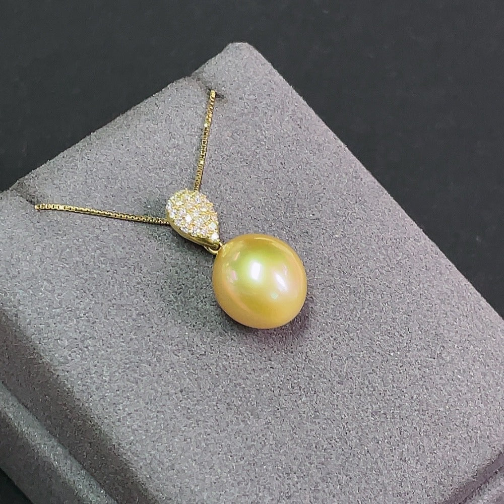 Saltwater pearl pendant necklace with 18K gold and diamond accents, elegant jewelry piece featuring a lustrous pearl and intricate details.