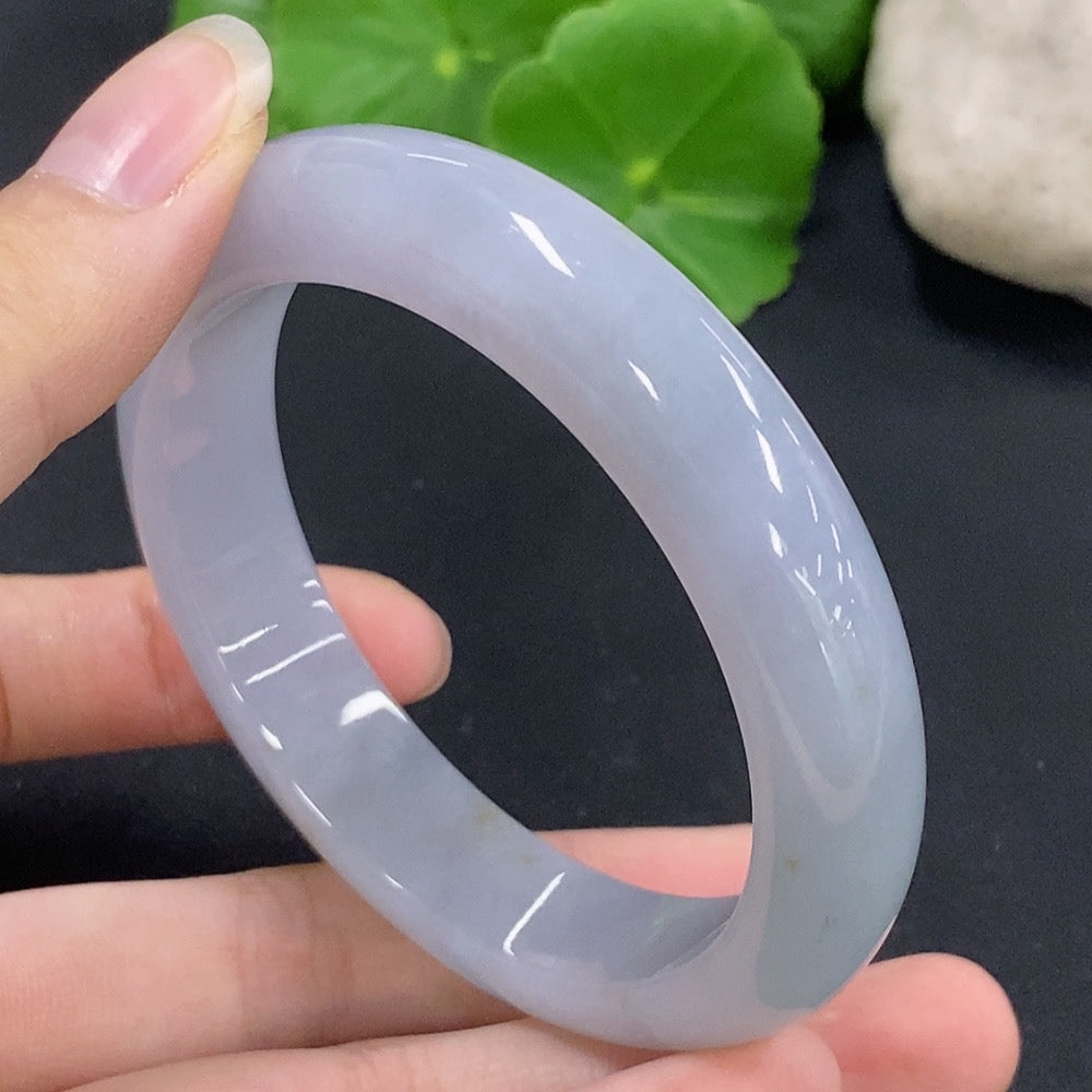 Jadeite round bangle from HKHQ, size 54.8, with a smooth polished surface and a total weight of 55.04 grams.