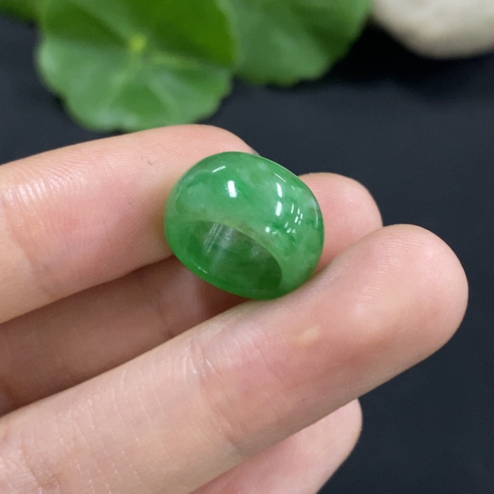 Anillo de jadeíta peso total aprox. 2.24g
