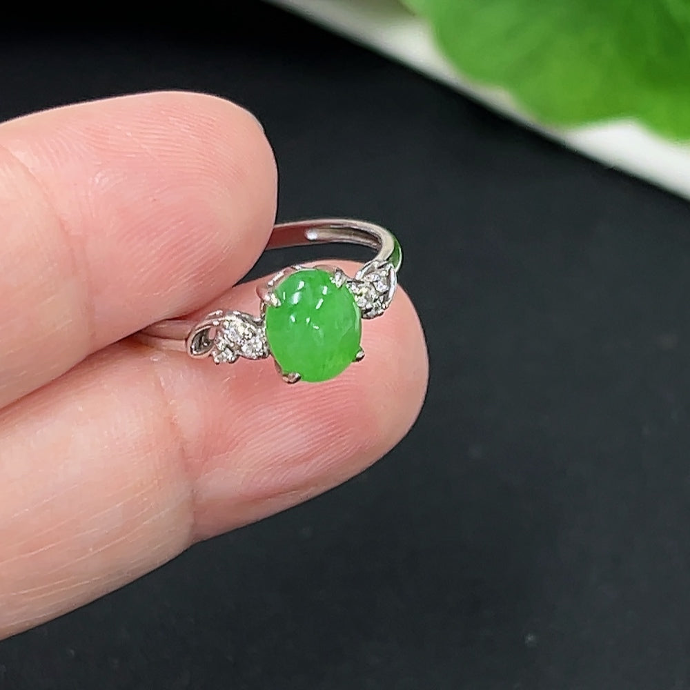 Jadeite inlaid ring in 18K gold with diamond accents