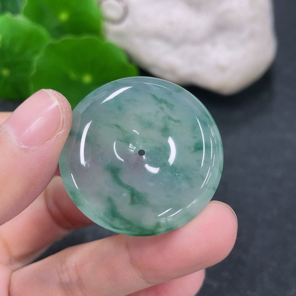 Jadeite pendant with peace knot design, crafted from green jade, weighing approximately 11.18g, from HKHQ.