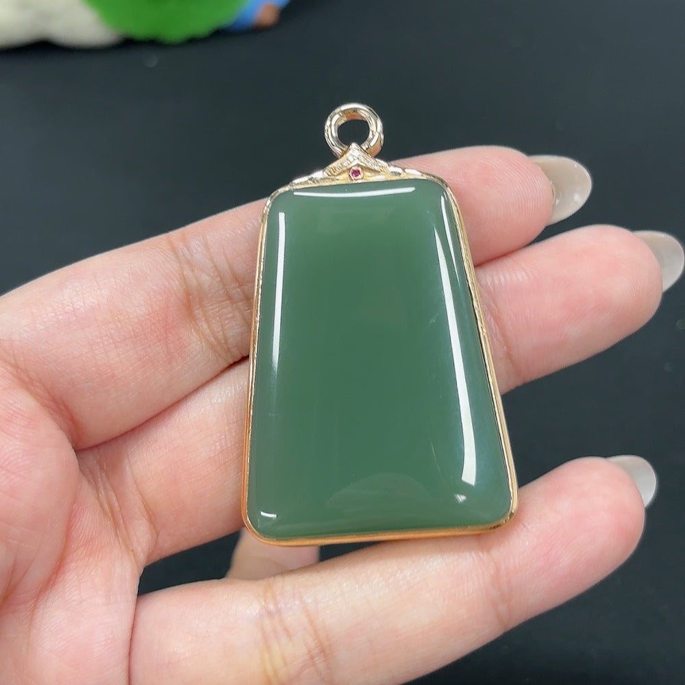 Hetian Jade Jasper pendant with 18k gold and diamond accents, plain design, weighs approximately 20.9g, by HKHQ.