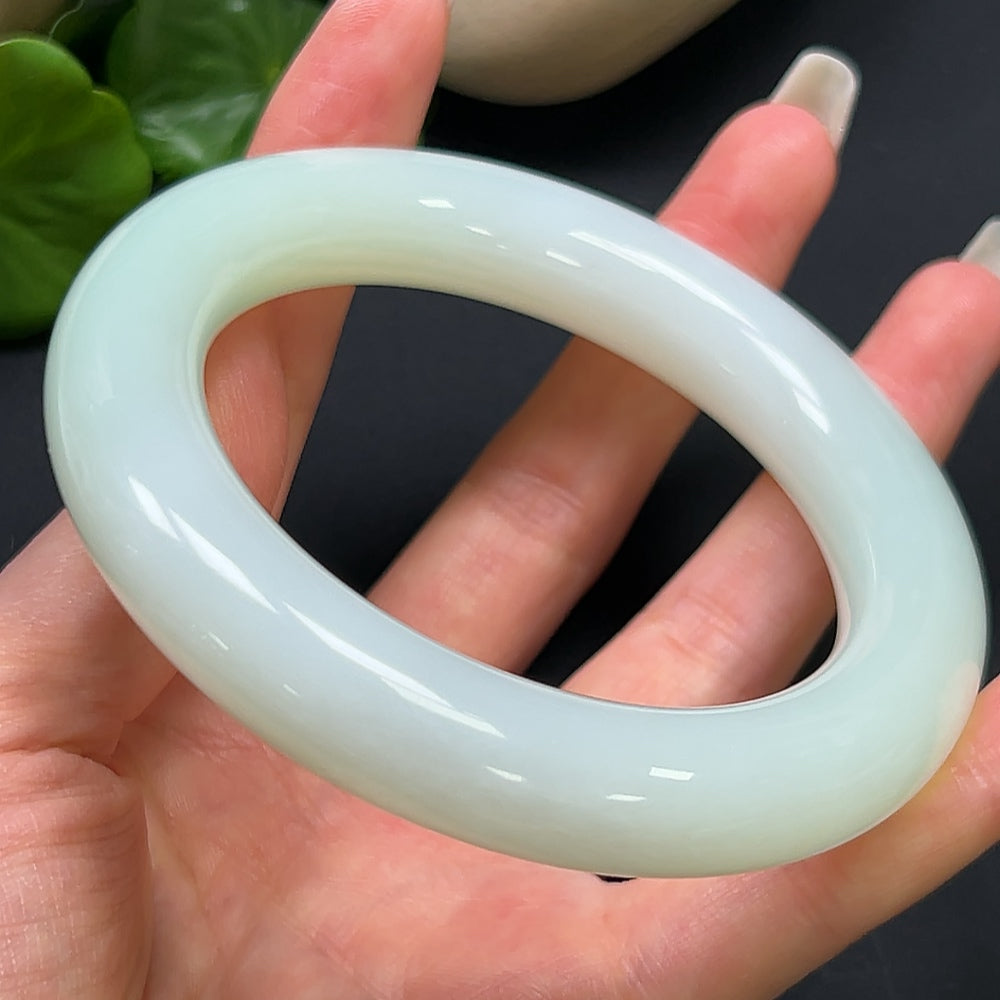 HKHQ Hetian Jade round bangle, size 61.5, weighing 96.73g, showcasing smooth, polished jade with a glossy finish.