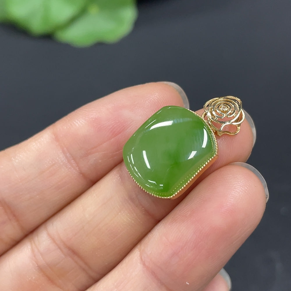 Hetian Jade Jasper inlaid pendant with 18k gold setting, lightweight HKHQ jewelry piece, showcasing intricate craftsmanship and natural stone.