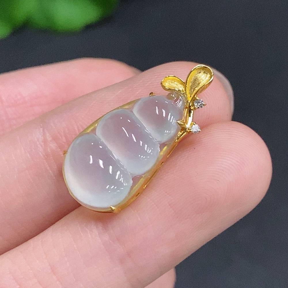 Jadeite lucky bean pendant with diamond accents, 18k gold, weighing approximately 2.4g, crafted by HUILIU HQ.
