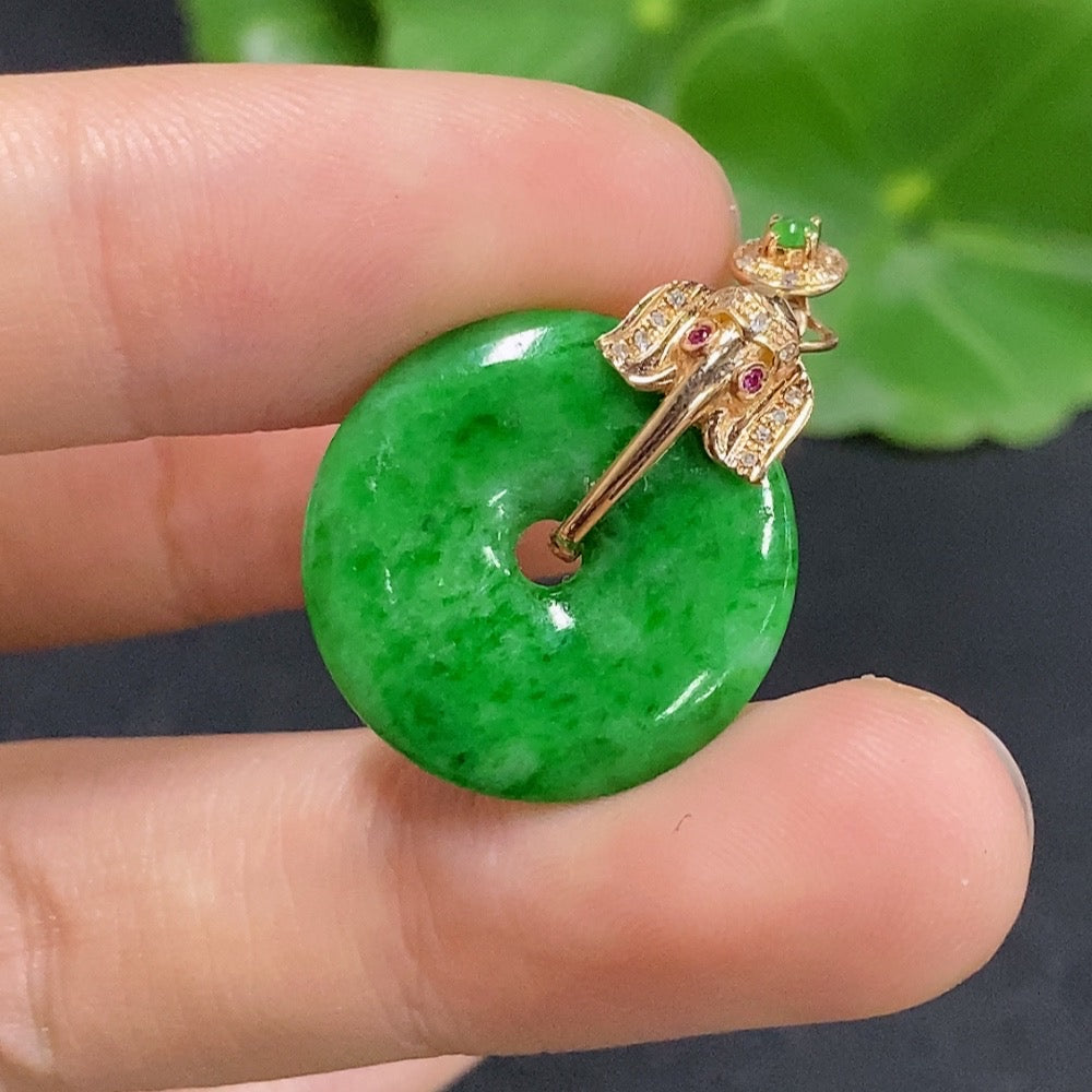Jadeite Peace Knot Pendant with 18k Diamond Accents (Colorless)