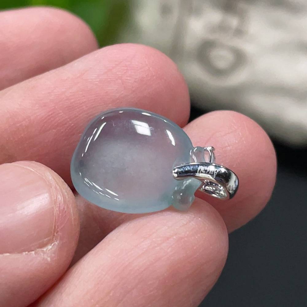 Jadeite apple pendant with 18k gold clasp and diamond accents, weighing approximately 1.8g, crafted by HUILIU HQ.