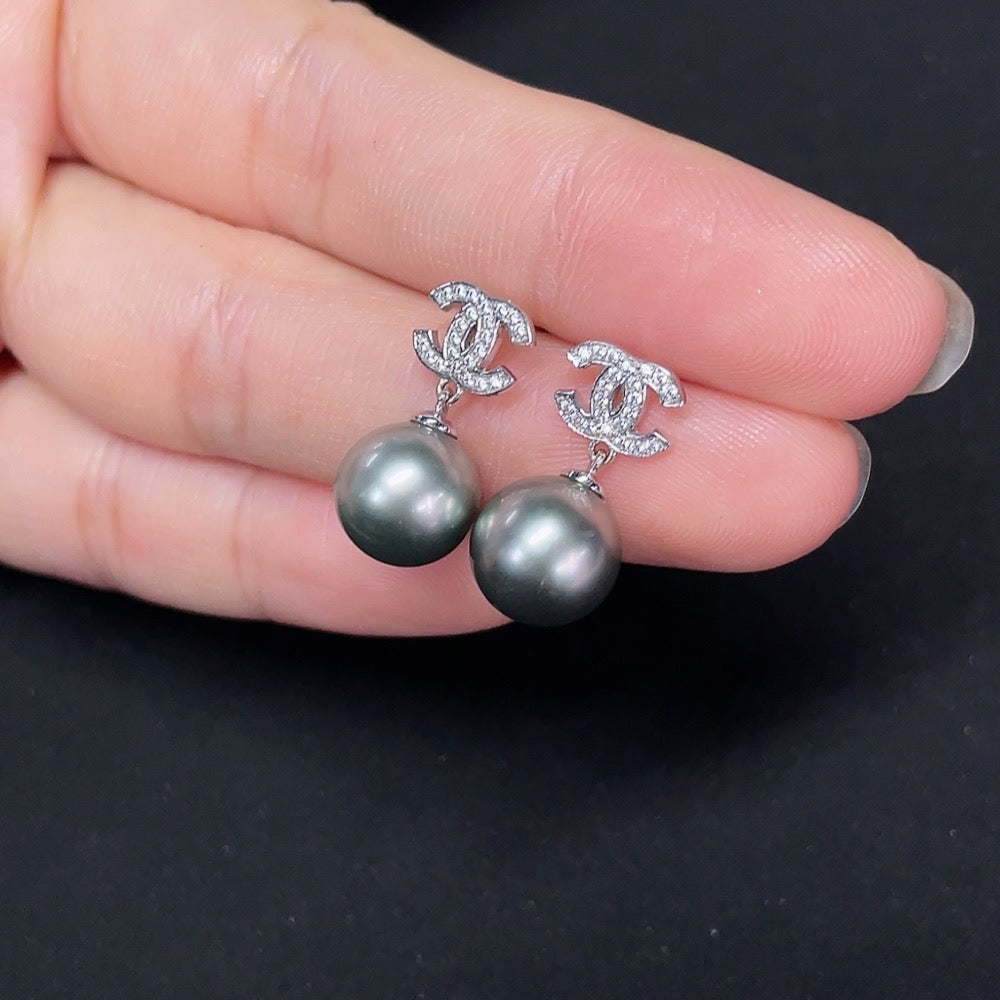 Seawater Pearl Earrings Set in 18K Gold, Non-Gold Ear Backs, Approximately 9.2mm, Total Weight About 3.18g, Non-Diamond