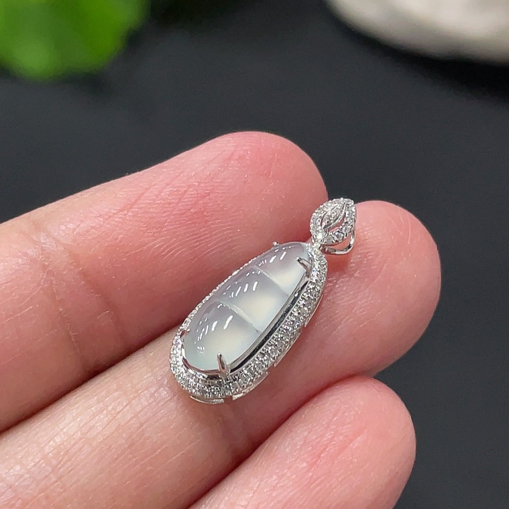 Jadeite Lucky Bean Pendant with 18K Gold Setting, Approx. 0.9g
