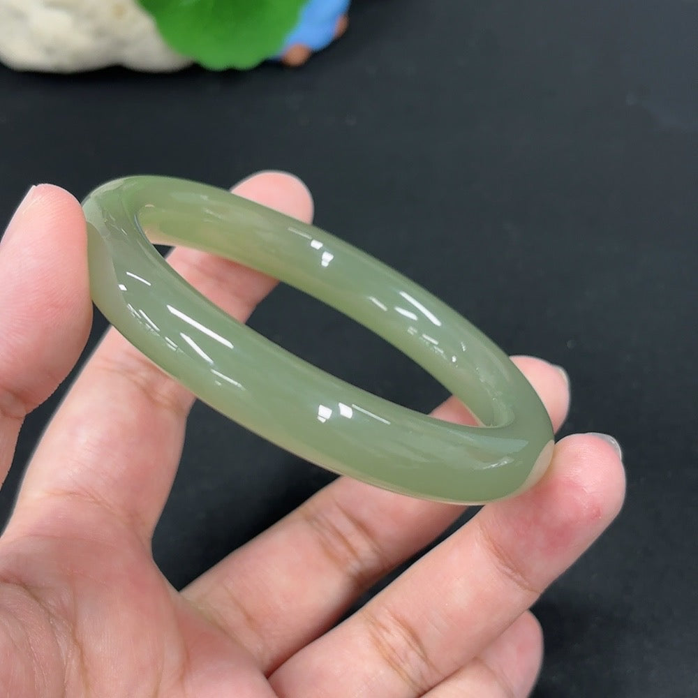 HKHQ Hetian Jade round bangle, size 56.9, weighing approx. 49.3g, smooth polished surface, natural jade appearance.