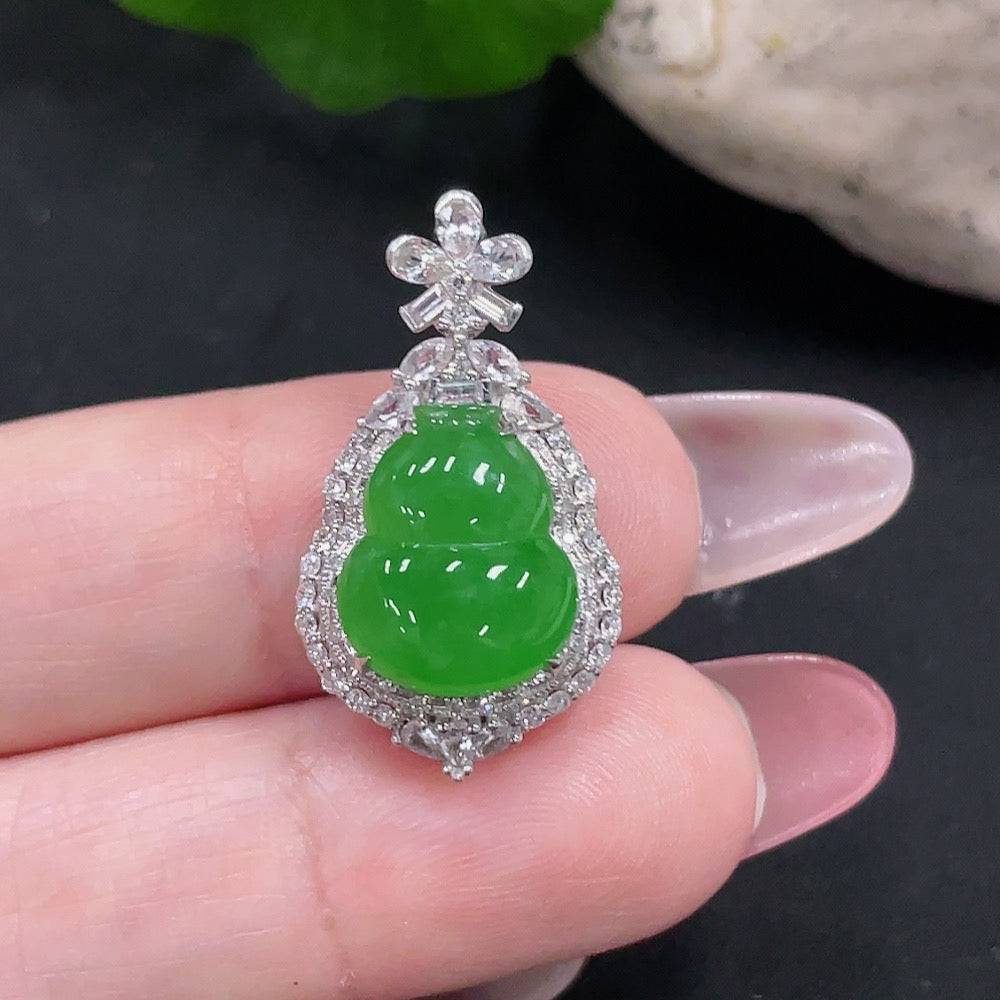 Jadeite gourd pendant by HUILIU HQ with 18k gold and diamond accents, featuring round diamonds on both sides of the main jade body.