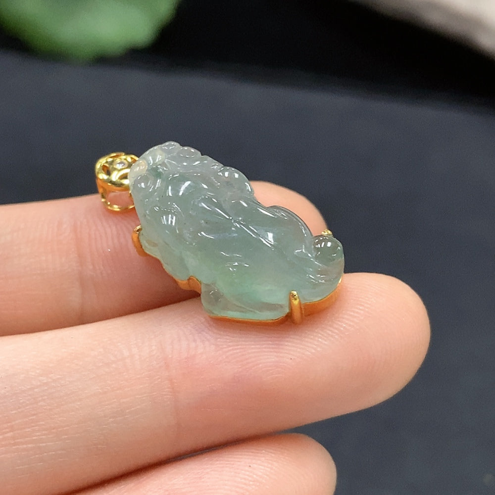 JadeitePi Xiu Inlaid Pendant (18K Gold) Total Weight 3.7g
