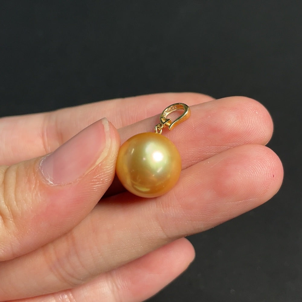 Seawater Pearl Pendant with 18K Gold, Approximately 13mm, Total Weight About 3.30g, Accented with Diamonds
