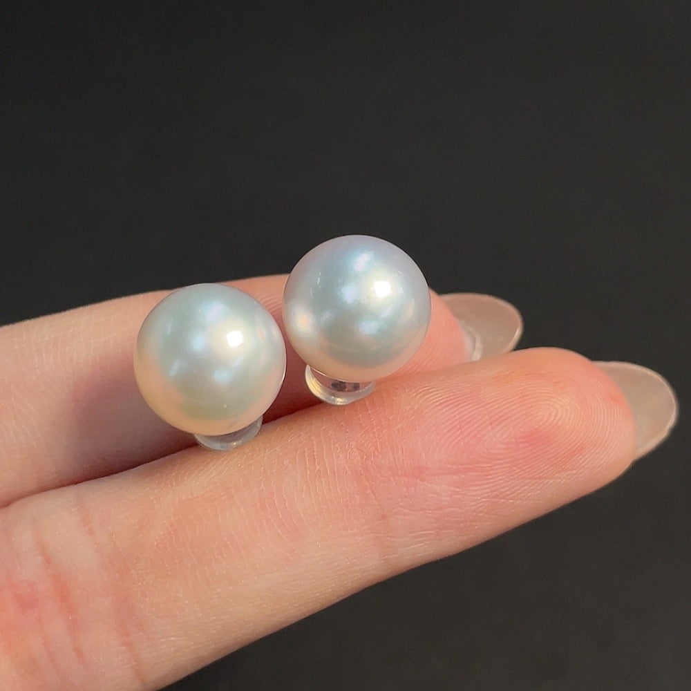 Seawater pearl earrings set in 18K gold with 11mm pearls, featuring HKHQ branding and a total weight of 4.03 grams.